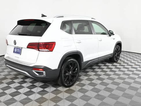 Certified 2022 Volkswagen Taos SE w/ Panoramic Sunroof Package image 8