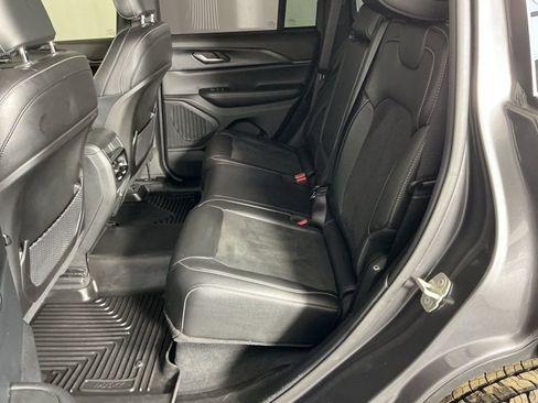 Used 2024 Jeep Grand Cherokee Altitude image 9