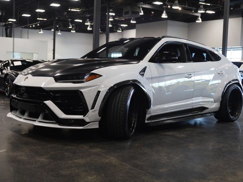 Used 2019 Lamborghini Urus AWD/4WD image 3
