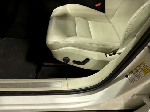 Used 2023 Volvo XC60 B5 Plus AWD/4WD image 24