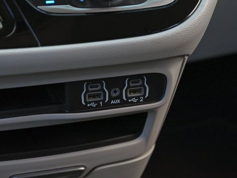 Used 2024 Chrysler Pacifica Touring-L image 34