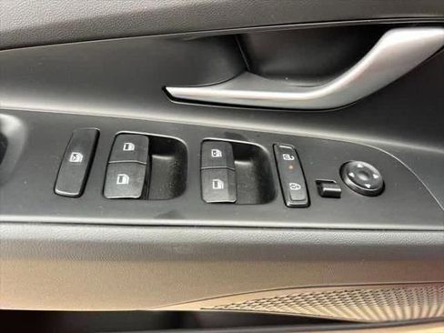 Used 2025 Hyundai Elantra Sport image 21