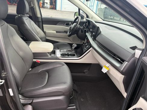 Used 2024 Kia Carnival LX FWD image 33
