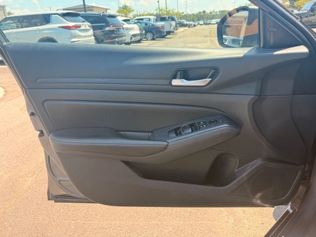 Used 2025 Nissan Altima 2.5 SV FWD image 7
