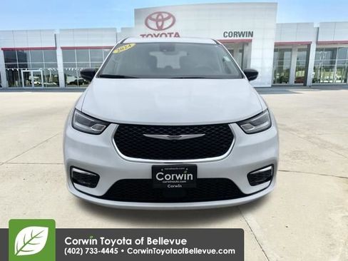 Used 2024 Chrysler Pacifica Touring-L image 8