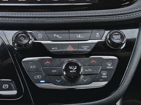 Used 2025 Chrysler Pacifica Limited FWD image 16