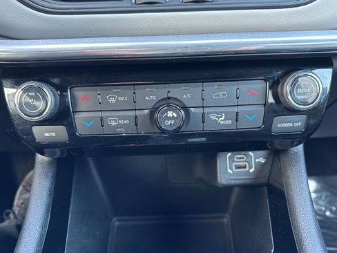 Certified 2023 Jeep Compass Limited image 31