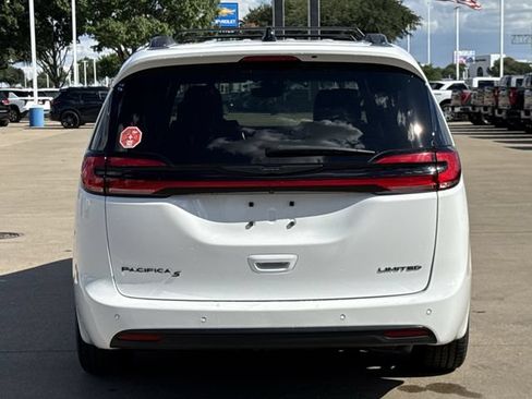 Used 2025 Chrysler Pacifica Limited FWD image 6