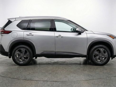 Used 2025 Nissan Rogue SV FWD image 11