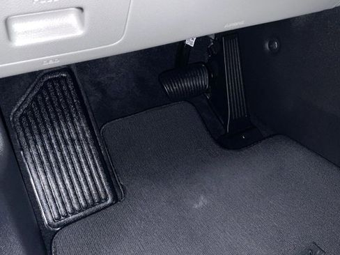 Used 2024 Kia Carnival LX image 38