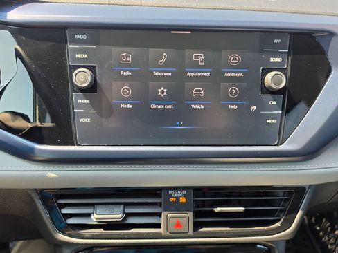 Used 2024 Volkswagen Taos SE w/ Panoramic Sunroof Package FWD image 21