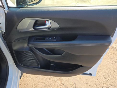 Used 2025 Chrysler Pacifica Select image 7