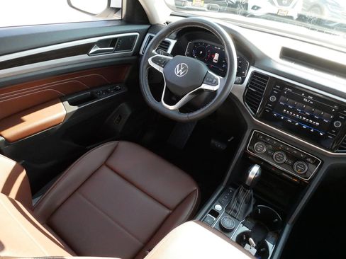 Used 2023 Volkswagen Atlas SE w/ Panoramic Sunroof Package image 9