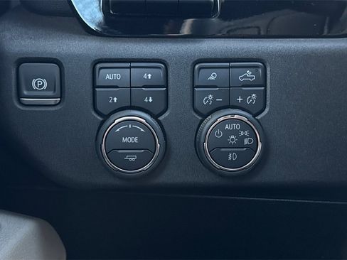 Certified 2025 Chevrolet Silverado 2500 ZR2 w/ Technology Package image 32