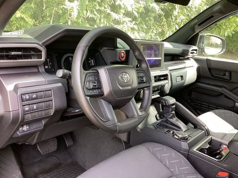 Used 2025 Toyota Tacoma SR5 AWD/4WD image 10