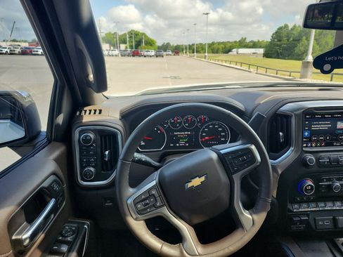Certified 2022 Chevrolet Silverado 1500 LTZ w/ LTZ Premium Package AWD/4WD image 11