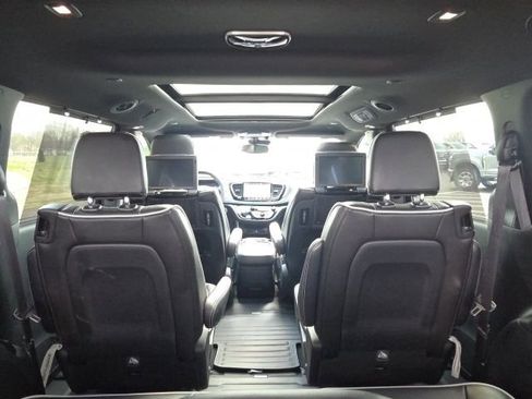 Used 2023 Chrysler Pacifica Limited w/ Uconnect Theater Family Group image 14