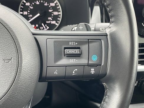 Used 2025 Nissan Pathfinder SV image 16