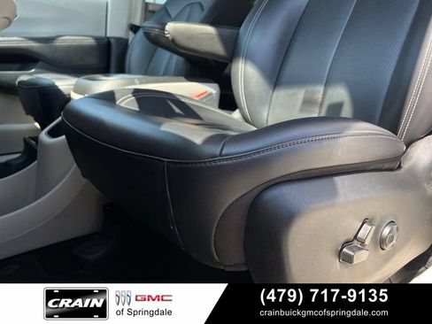 Used 2024 Chrysler Pacifica Touring-L FWD image 23