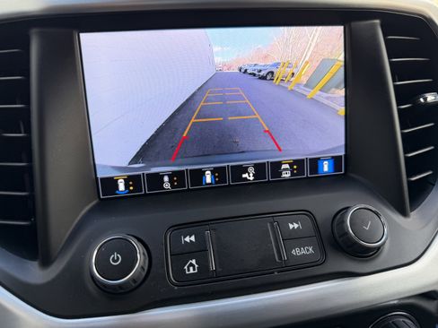 Used 2023 GMC Acadia SLT w/ Elevation Edition image 5