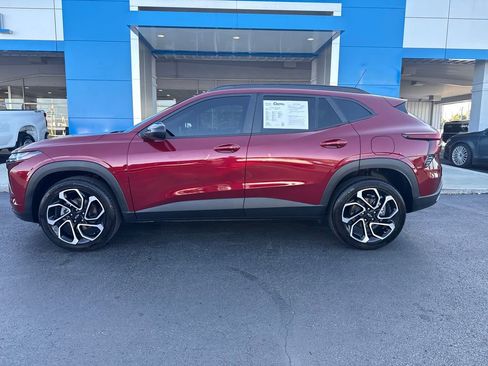 Used 2025 Chevrolet Trax RS FWD image 2