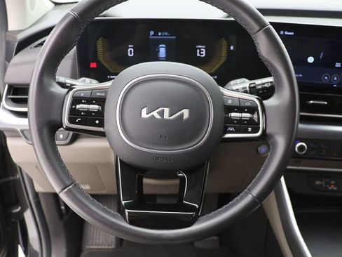 Used 2025 Kia Carnival FWD image 16