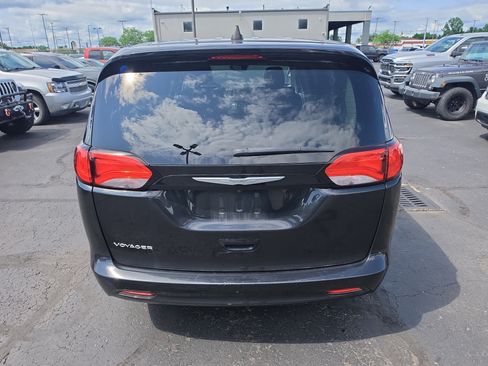 Used 2023 Chrysler Voyager LX FWD image 4
