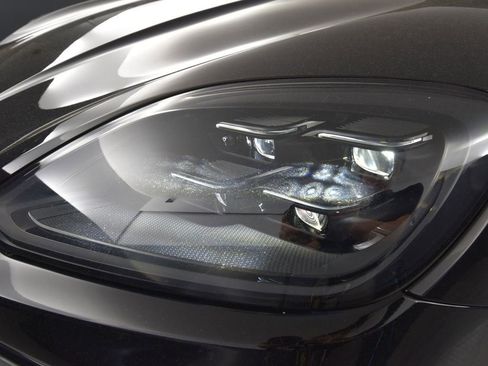 Used 2024 Porsche Cayenne Coupe image 11