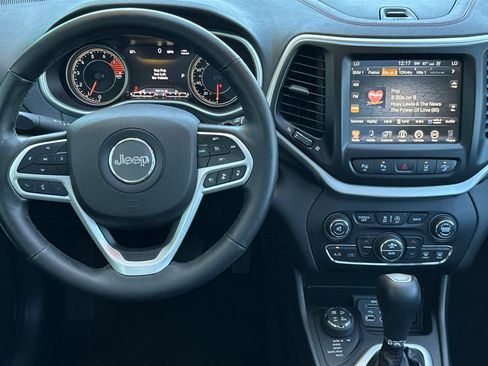 Used 2017 Jeep Cherokee Trailhawk AWD/4WD image 14