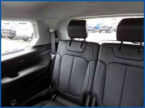 Certified 2022 Jeep Grand Cherokee L Limited image 11