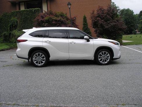 Used 2021 Toyota Highlander Limited AWD/4WD image 9
