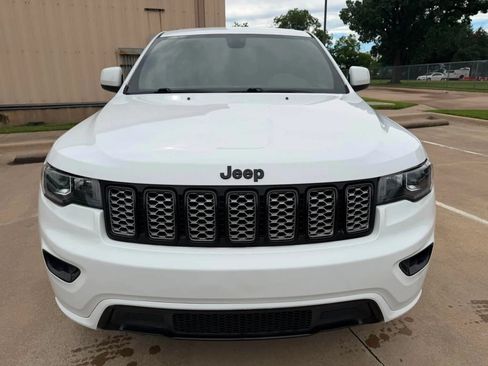 Used 2018 Jeep Grand Cherokee Altitude RWD image 2