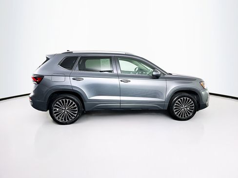 Used 2025 Volkswagen Taos SE FWD image 10