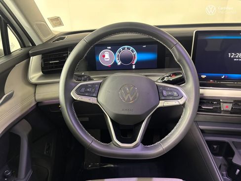 Used 2025 Volkswagen Tiguan SE AWD/4WD image 18