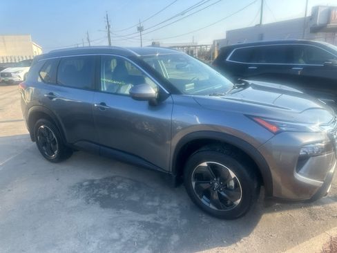 Used 2024 Nissan Rogue SV w/ SV Premium Package image 3