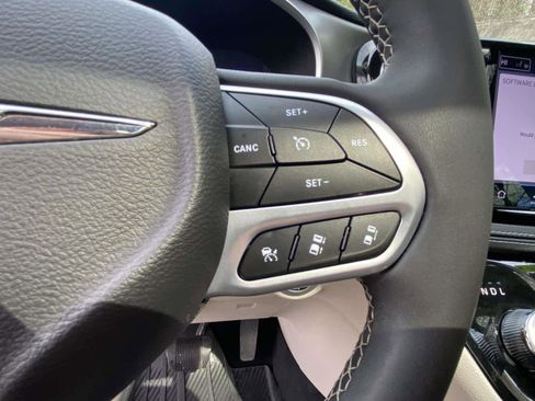 Used 2023 Chrysler Pacifica Touring-L AWD/4WD image 16