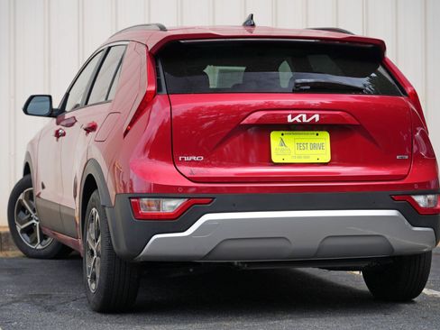 Used 2024 Kia Niro EX FWD image 5