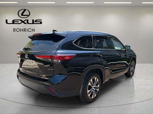 Used 2022 Toyota Highlander XLE AWD/4WD image 6