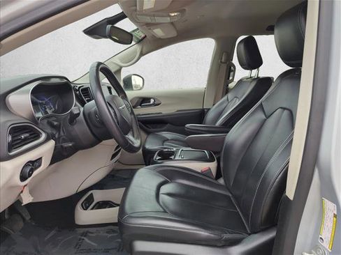 Used 2023 Chrysler Pacifica Touring-L FWD image 16