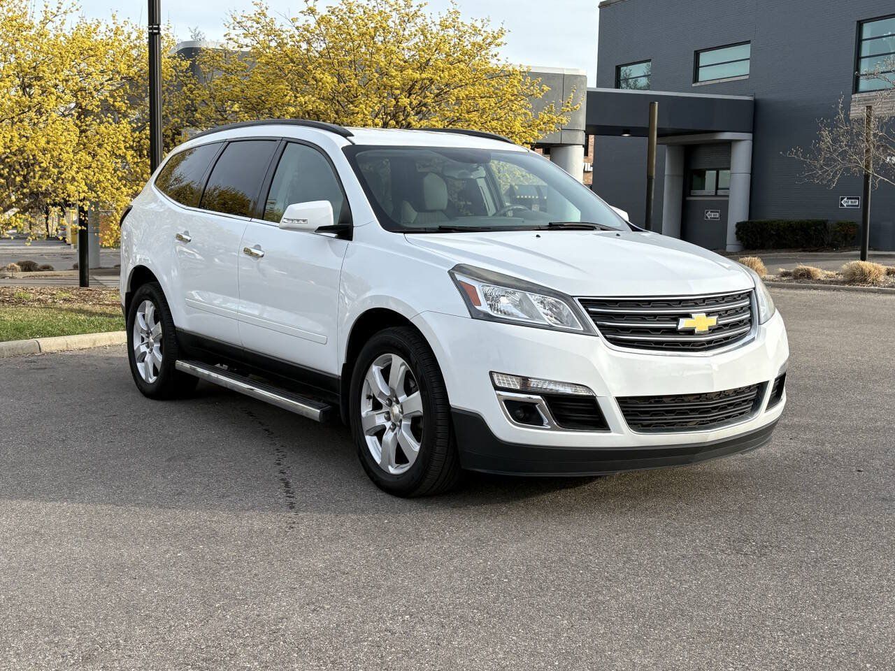 Used 2017 Chevrolet Traverse LT w/ Style and Technology Package FWD image 6