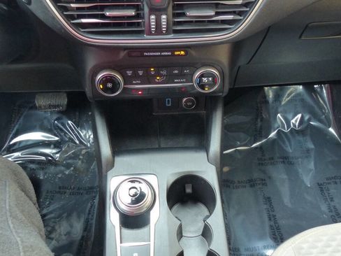 Used 2020 Ford Escape SE image 32