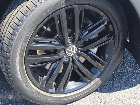 Certified 2022 Volkswagen Tiguan SE R-Line FWD image 12