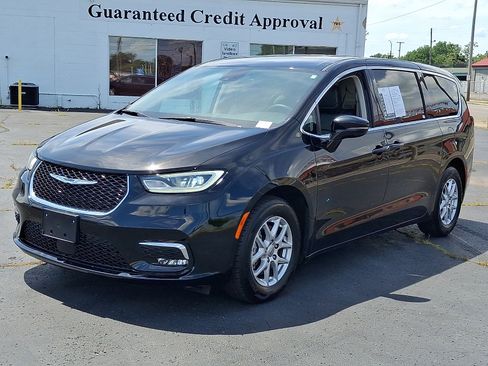 Used 2024 Chrysler Pacifica Touring-L FWD image 6
