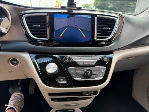 Used 2017 Chrysler Pacifica Touring-L Plus FWD image 24