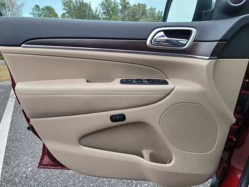 Used 2017 Jeep Grand Cherokee Limited image 36