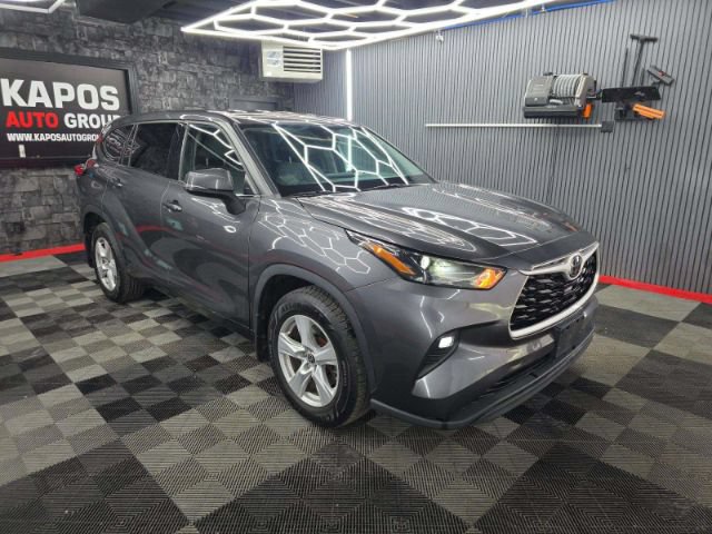 Used 2022 Toyota Highlander LE AWD/4WD image 1