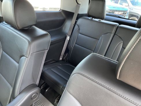 Used 2022 GMC Acadia SLT w/ LPO, Floor Liner Package image 8