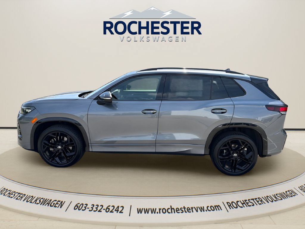 Used 2025 Volkswagen Tiguan SE R-Line AWD/4WD image 3