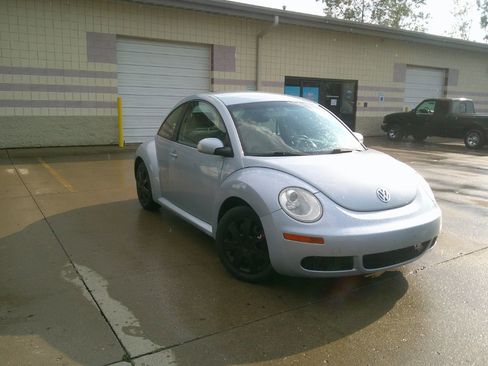 Used 2010 Volkswagen Beetle Coupe image 3