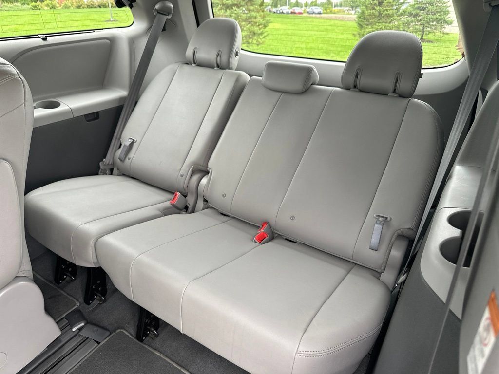 Used 2019 Toyota Sienna XLE w/ XLE Navigation Package FWD image 12